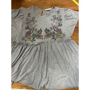amaryllis gray top with flowers and‎ ruffles small